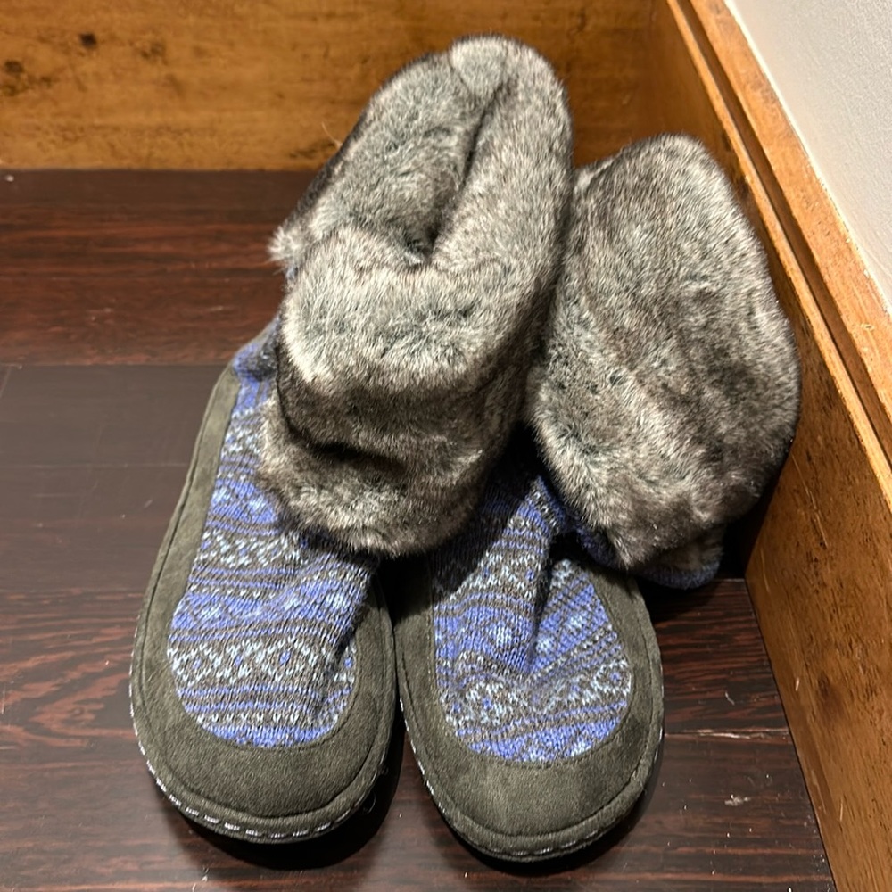 Woolrich slippers size 9 never worn